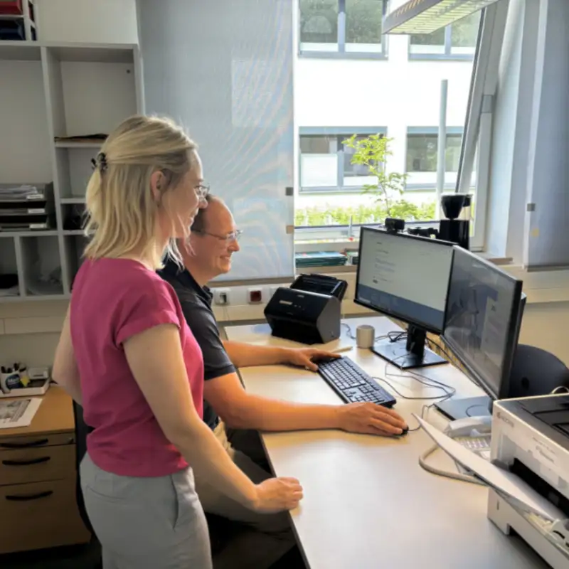 Referenz Klinikum Oldenburg Mitarbeiter am PC