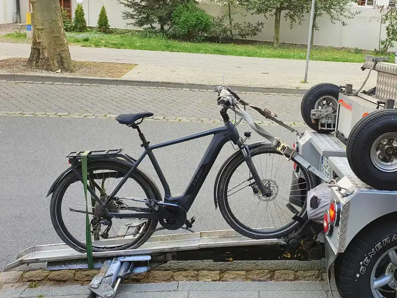 Daniels kaputtes Fahrrad wird vom Abschleppservice abgeschleppt