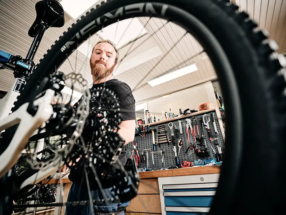 Mechaniker stellt Schaltung am Dienstrad ein